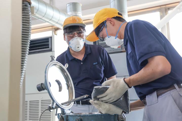 質問先輩社員からの実用的な直接指導で身に付きます。
