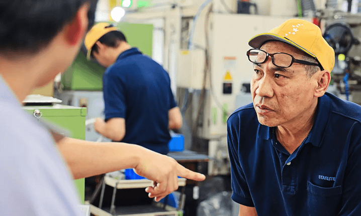 質問経験豊富な先輩がフォローしてくれます、雑談もしながら仕事ができる雰囲気です。