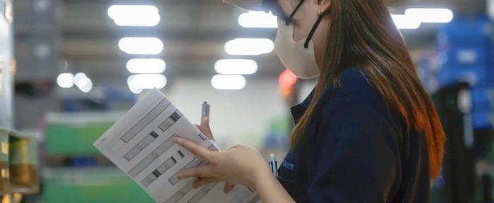 最新設備の工場と、温かい雰囲気の職場